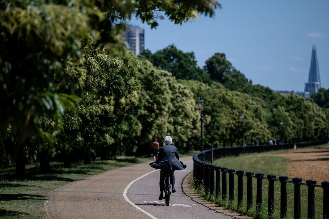 倫敦近日天朗氣清,市民在海德公園享受悠閒。(路透社)