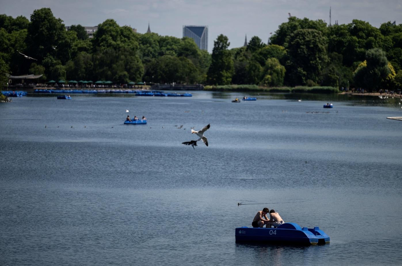 倫敦近日天朗氣清,市民在海德公園享受悠閒。(路透社)