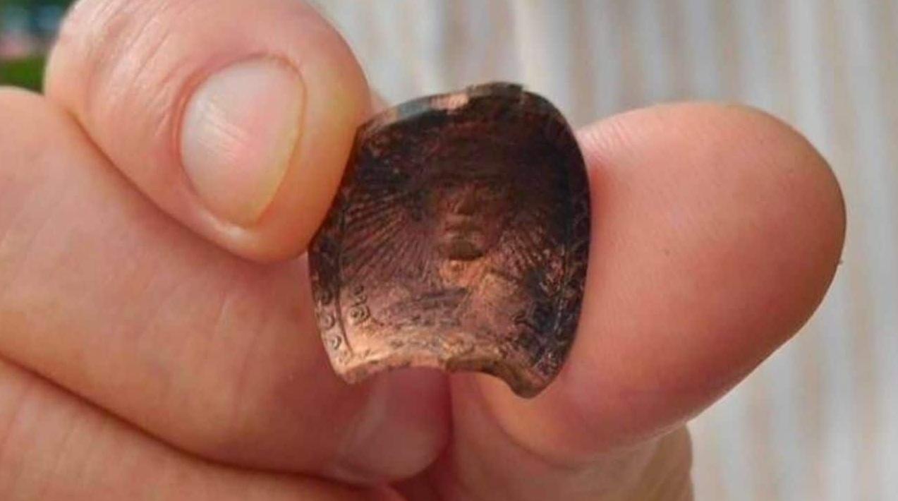 佛牌被子彈擊中變形。(互聯網)