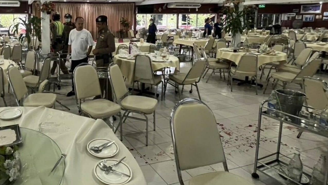 餐廳桌椅散亂,地上有血漬,警員到場調查。(互聯網)