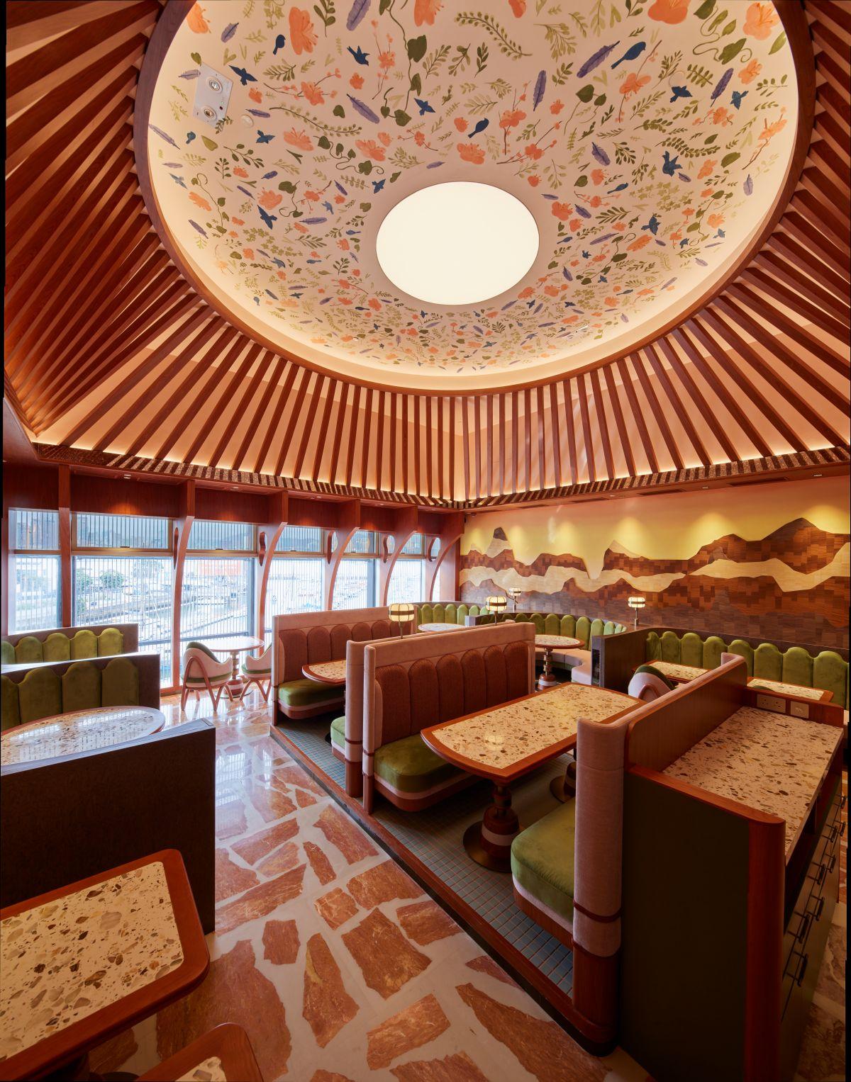 Jacky要求每一張枱底要平滑,不能有木刺,以免客人大腿不適。