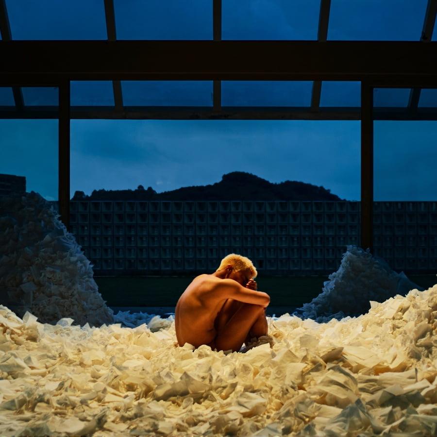 Gareth.T在《用背脊唱情歌》的MV全裸演出。