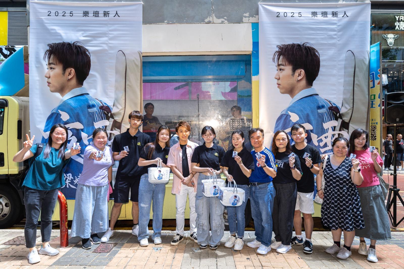 粉絲見Vince熱到暈,即請他食雪糕、飲珍奶解暑。