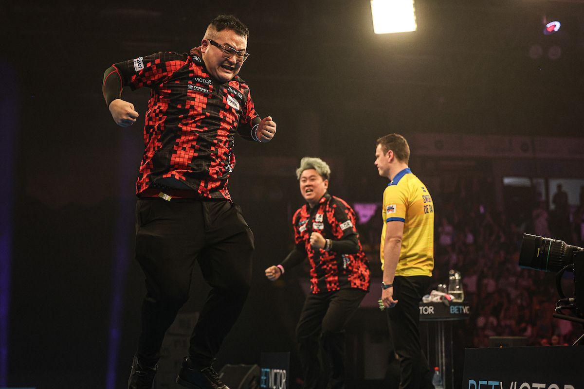 飛鏢世界盃|梁文洛/李樂賢殺入8強平香港隊最佳紀錄。(Professional Darts Corporation)