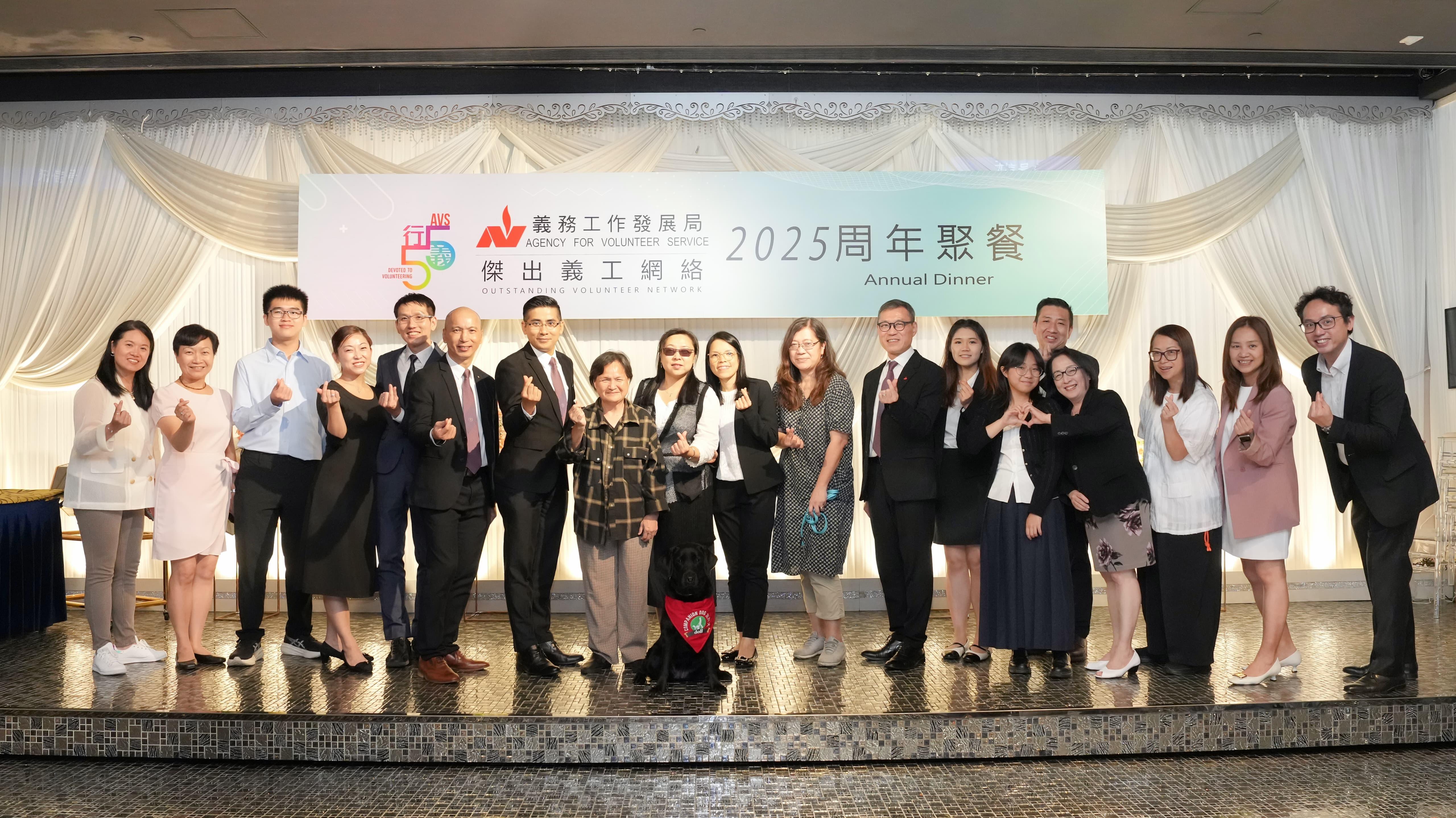 傑出義工會歷屆主席和委員合照