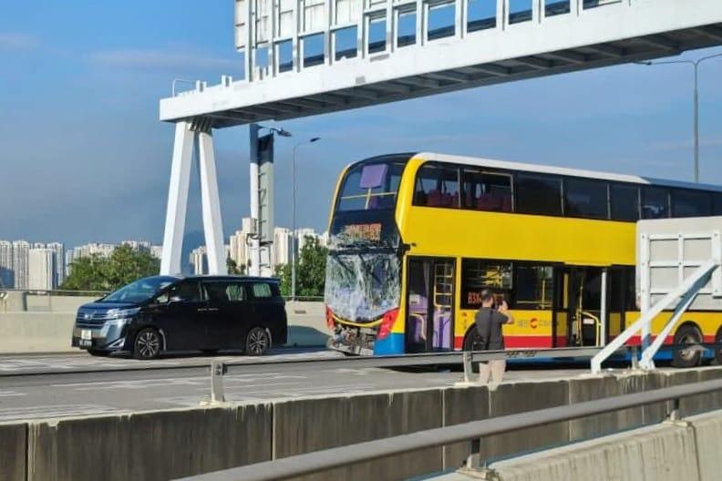 港深西部公路發生交通意外,涉及巴士和警車,數名巴士乘客和一名警員受傷送院。據了解,案中警員由橋上跌下,他被送往屯門醫院治理。 小心駕駛(討論別人同駕駛態度)FB