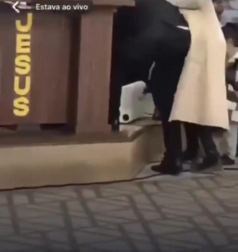 牧師身體出狀況,旁人上前協助。(互聯網)