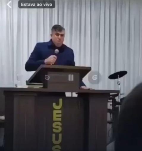 事發前,牧師卡維尼奧在講台上如常佈道。(互聯網)