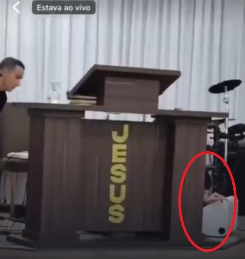 牧師看來辛苦,身體癱軟,旁人上前協助。(互聯網)