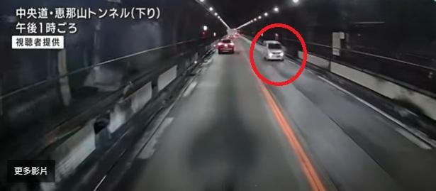 對面線汽車車cam拍到私家車在隧道逆線行駛的情況(紅圈示)。(互聯網)