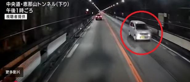 對面線汽車車cam拍到私家車在隧道逆線行駛的情況(紅圈示)。(互聯網)