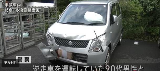 逆線行駛的私家車車頭右邊損毀。(互聯網)