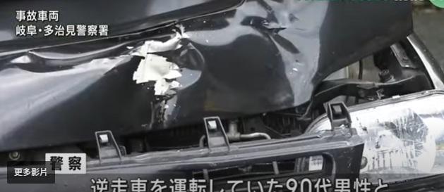 被撞私家車車頭嚴重損毀。(互聯網)