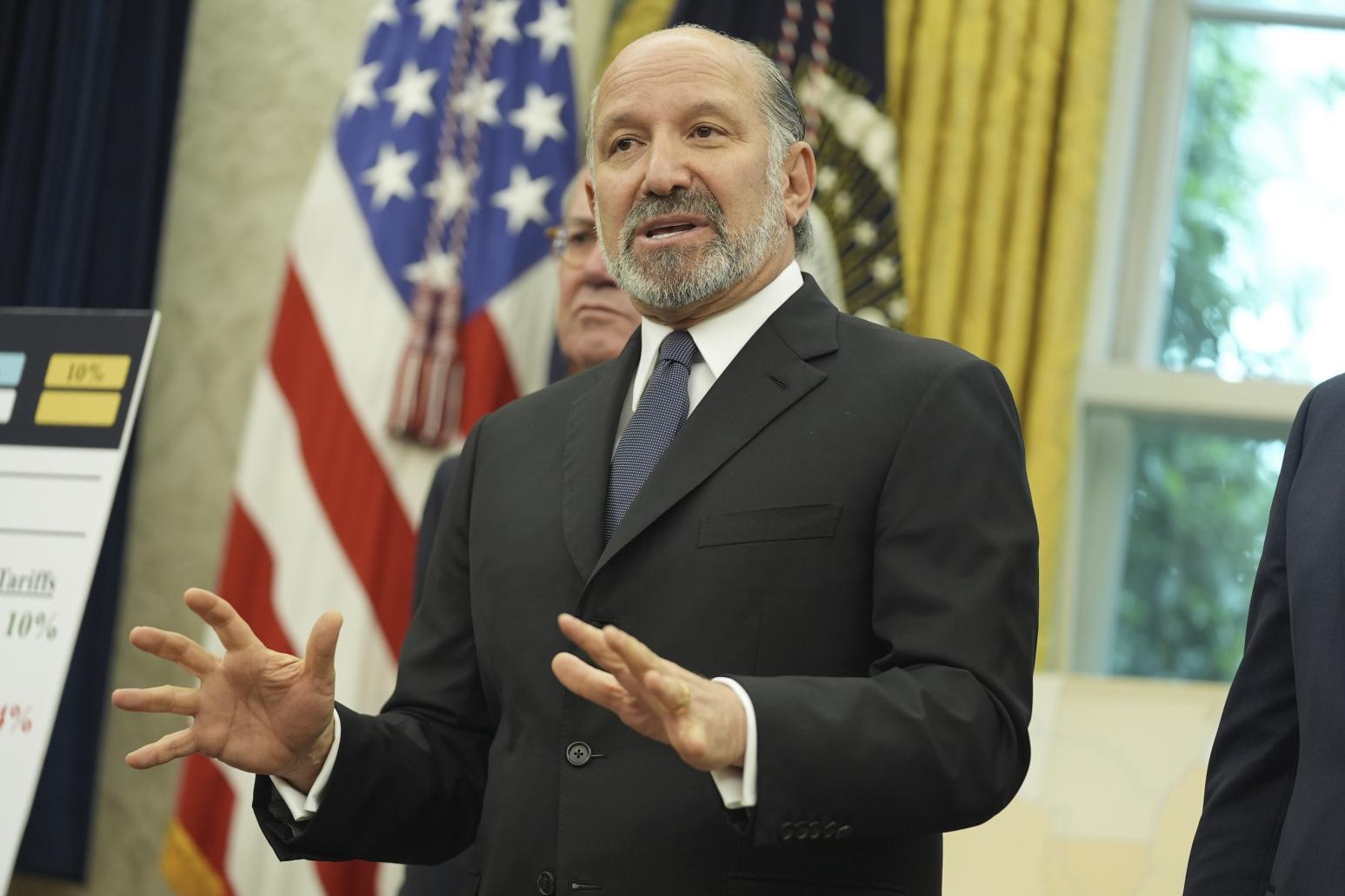 美國商務部長盧特尼克表示,發放20萬張簽證將為財政部帶來1萬億美元的收益。(資料照片/美聯社)