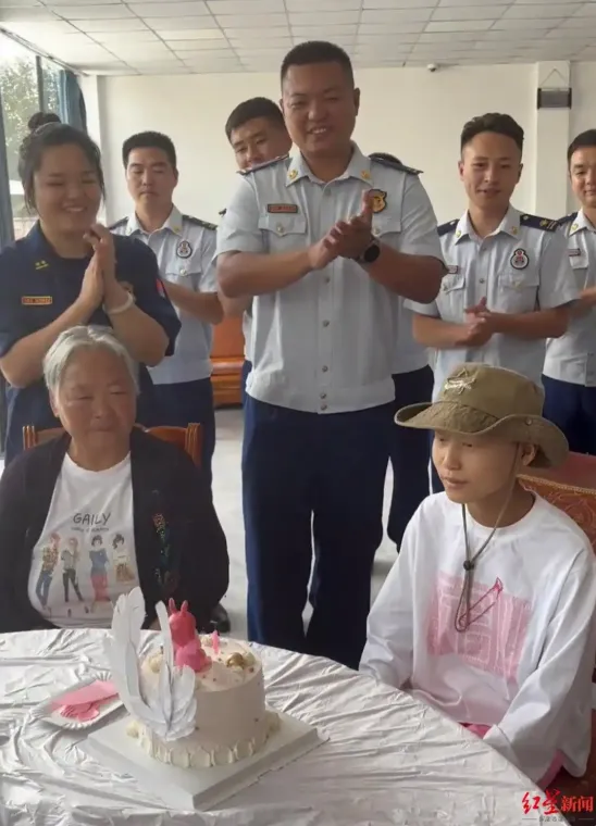 去年9月,消防隊員為侯靜怡慶生。(《紅星新聞》)
