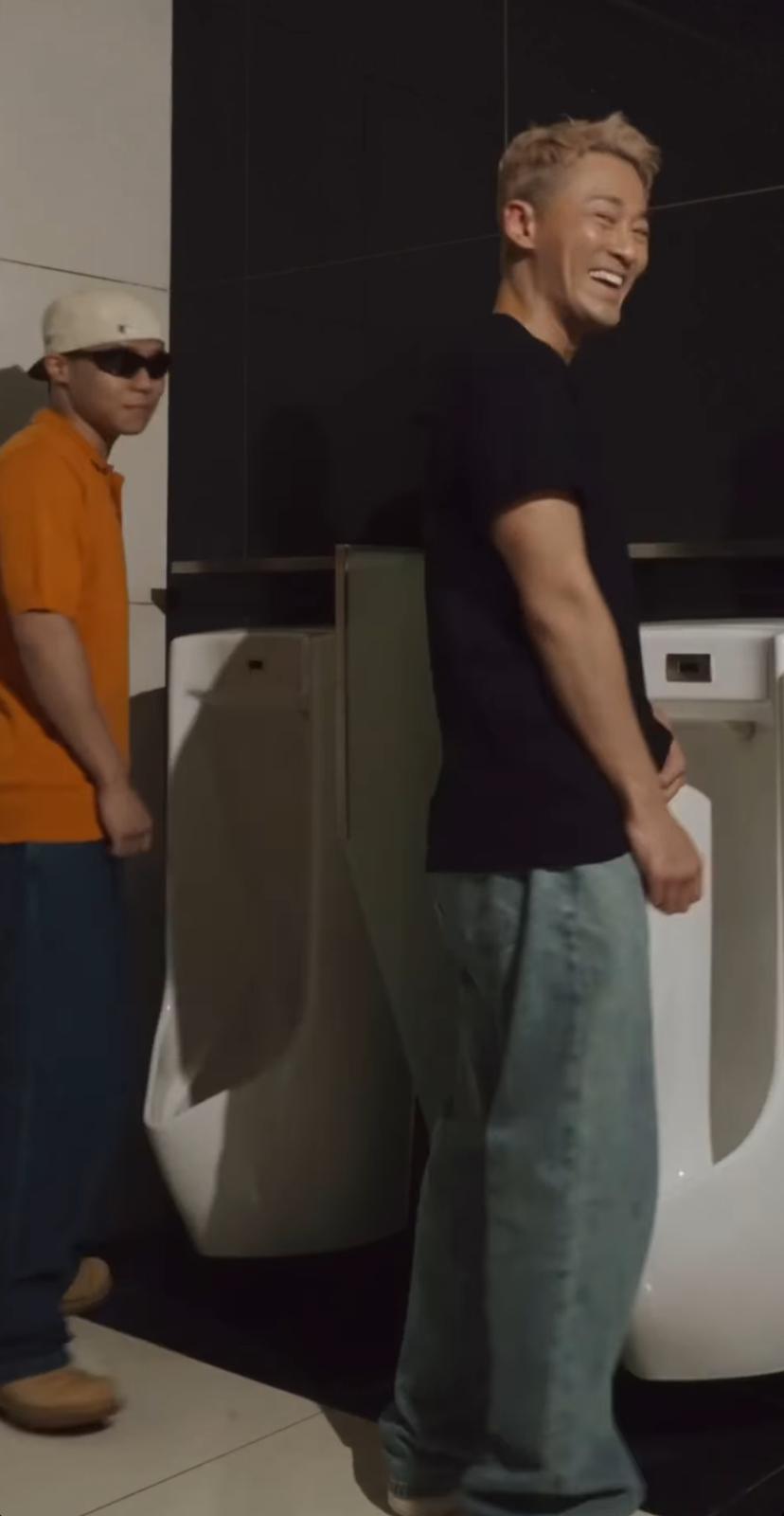 Gareth.T與林峯在尿兜前情深對唱,阿峯唱完陣忍唔住爆笑。