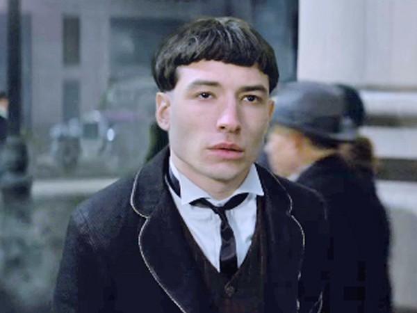 艾薩米勒(Ezra Miller)在《怪獸與牠們的產地》演活陰鬱壓抑的神髓。