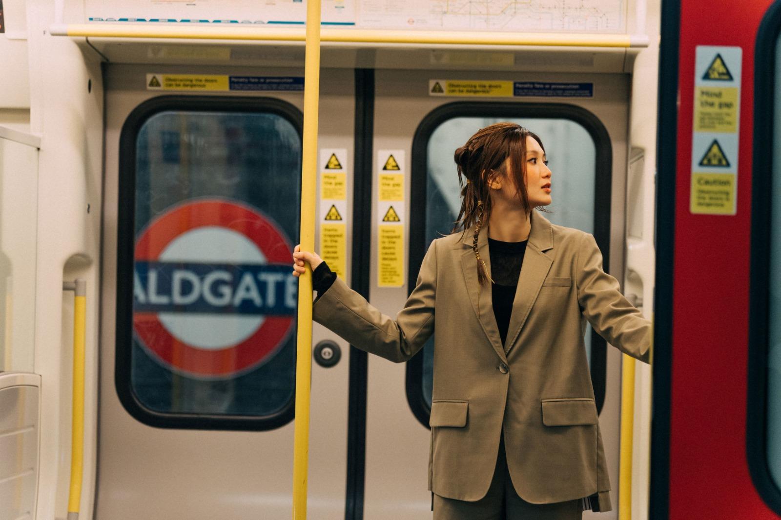 黃妍新歌邀百人一同大合唱。