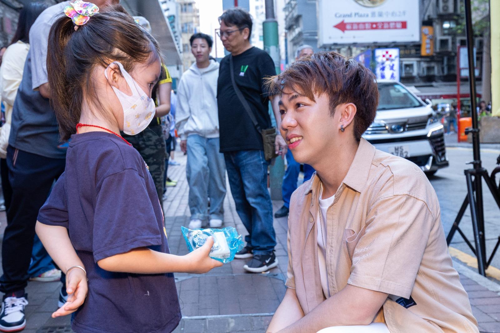 Vince跟4歲小鐵粉互動超溫馨。