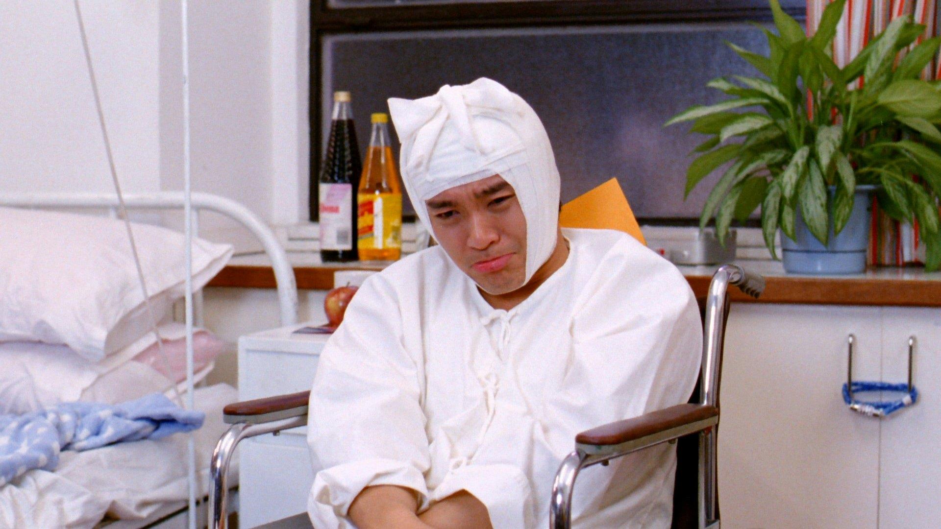 周星馳在《家有囍事》中飾演的常歡,腦震盪後「無定向喪心病狂間歇性全身機能失調症」的劇情相當經典。