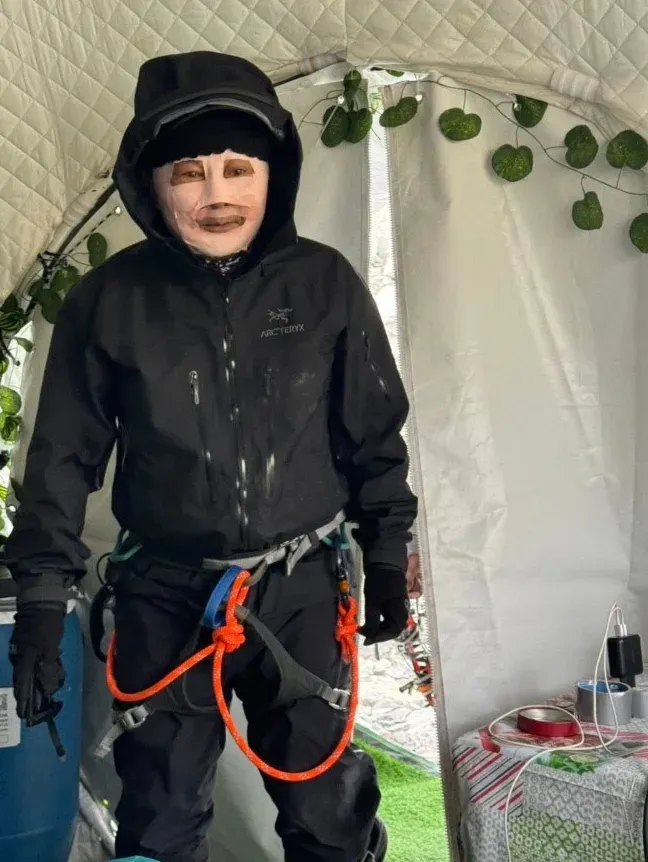 眭澔平攀登聖母峰經歷驚險,出現上吐下瀉、脫肛及失禁等嚴重症狀。(圖/翻攝自眭澔平FACEBOOK)