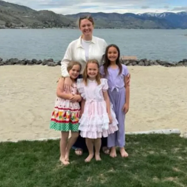 三姊妹由5歲至9歲。