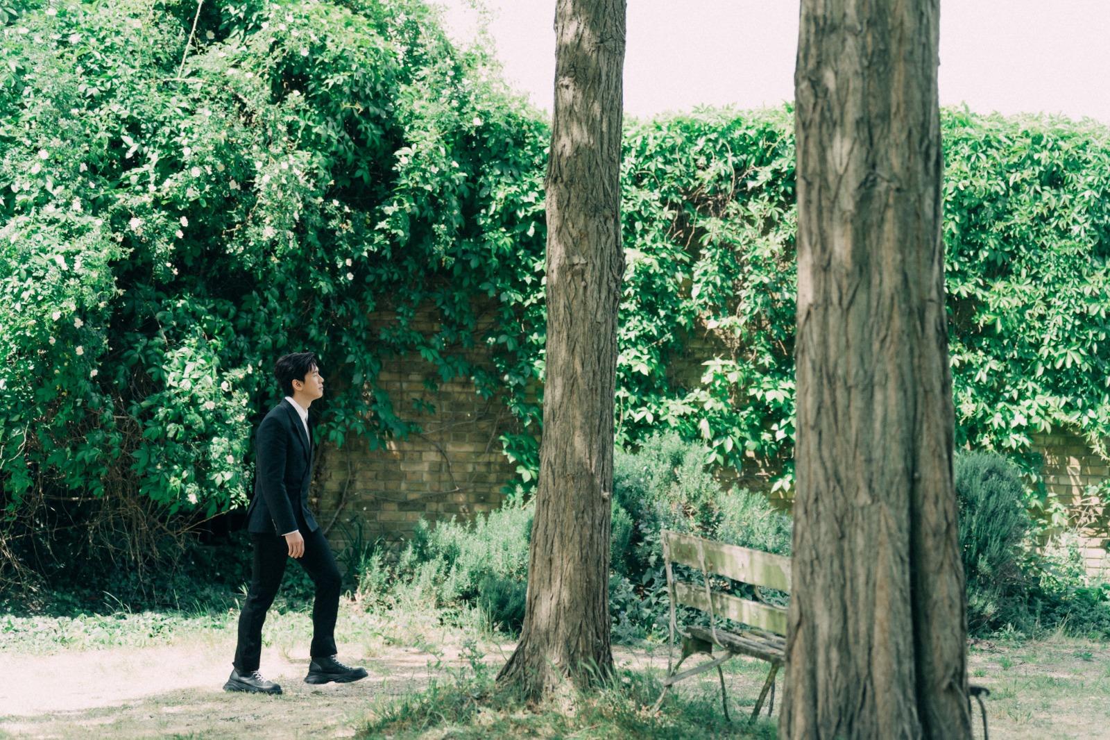 林奕匡在英國拍MV不忘跟黃妍及Wyman見面。