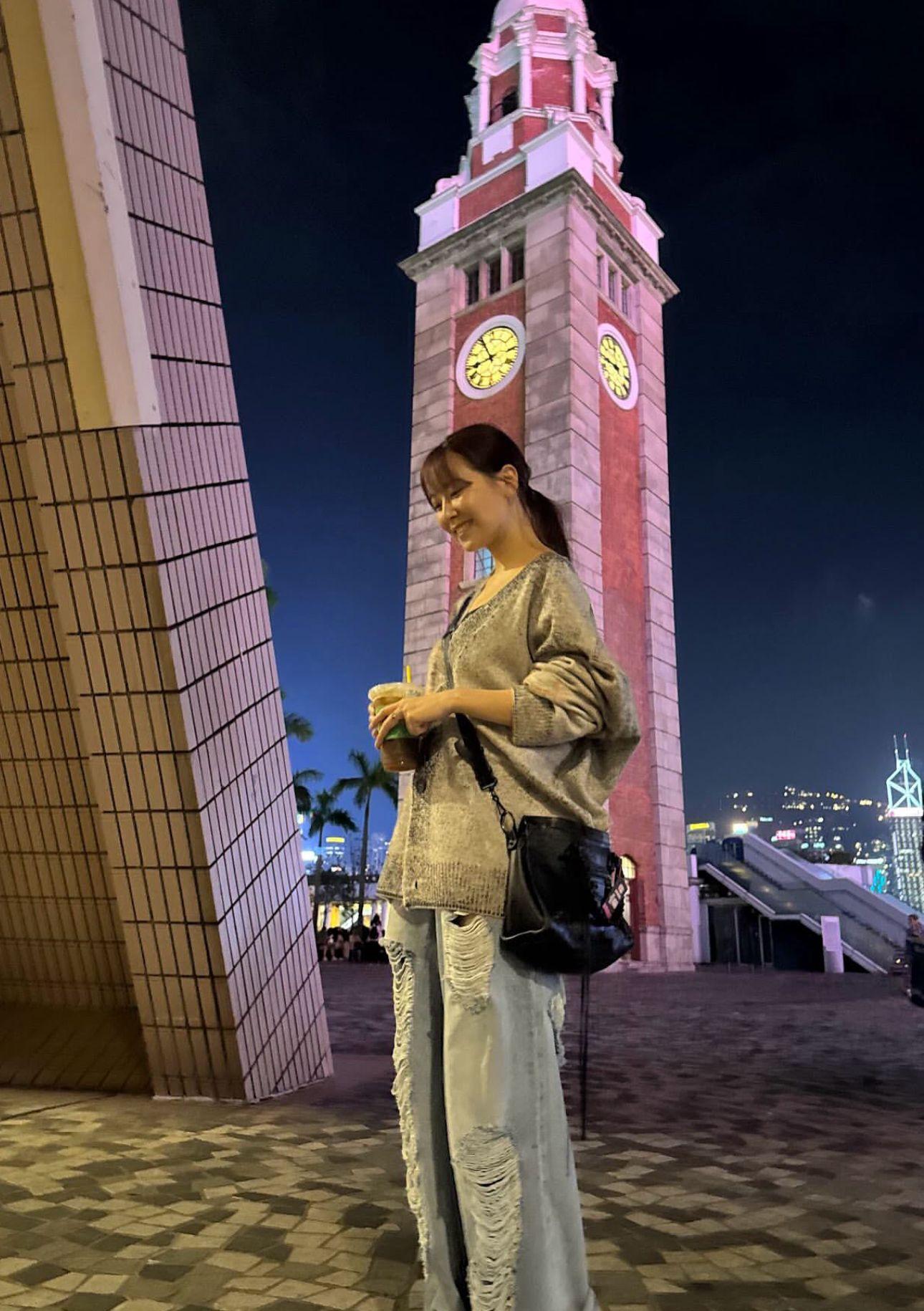 白間美瑠到鐘樓打卡。