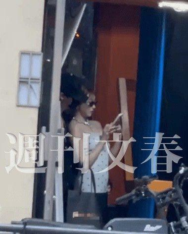 《週刊文春》曝光照片,明日花綺羅與周鶴年被拍到清晨現身六本木。