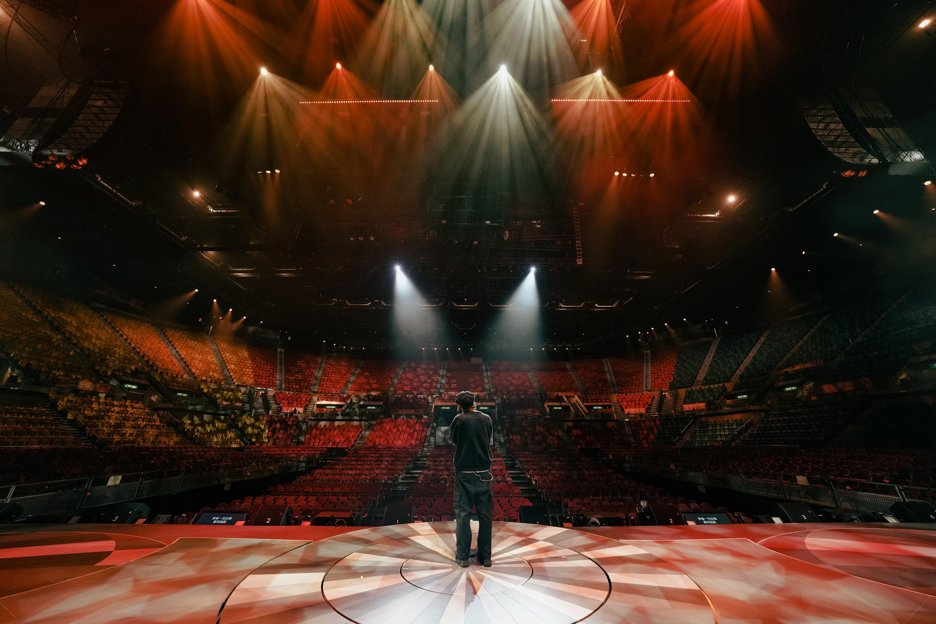 陳奕迅宣布推出《FEAR and DREAMS: NOW is the only reality》紀錄片,記錄2018-2025年的巡演歷程。