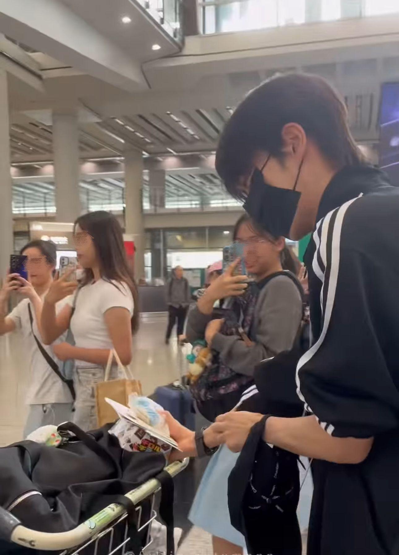 顏秋越見到粉絲立即戴上口罩。