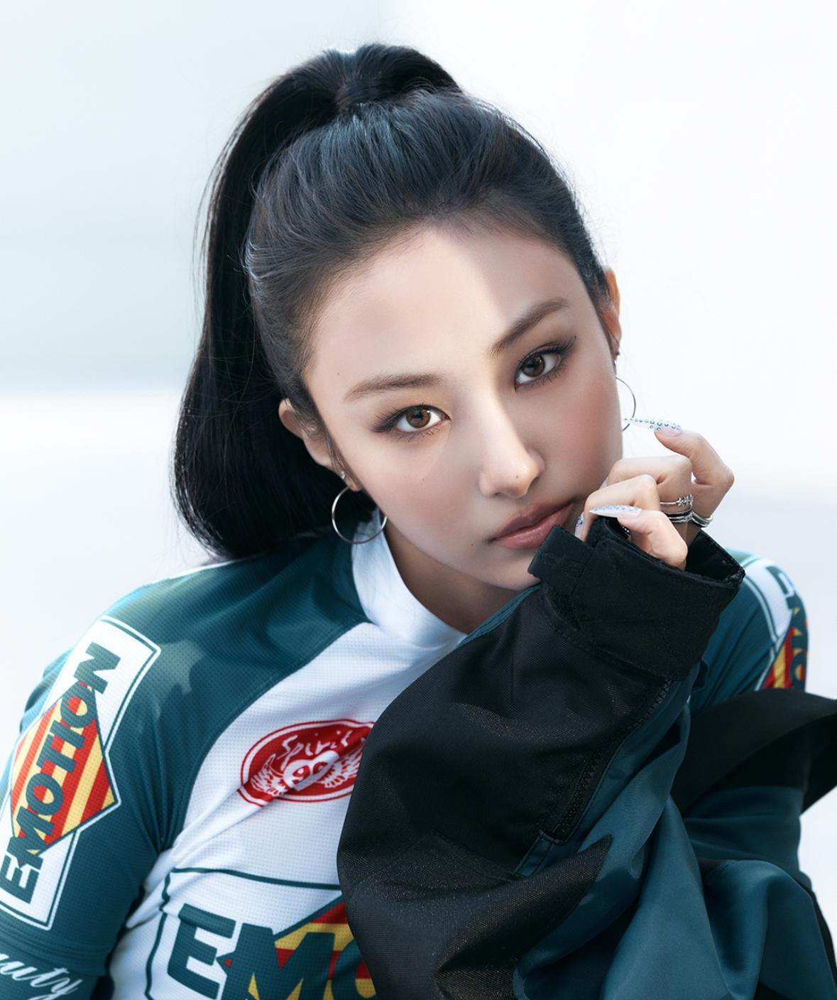 19歲的GAWON是韓美混血兒,甜美嗓音配上神似朴敏英的精緻臉蛋,被網友封為「韓劇走出來的菁英學生」