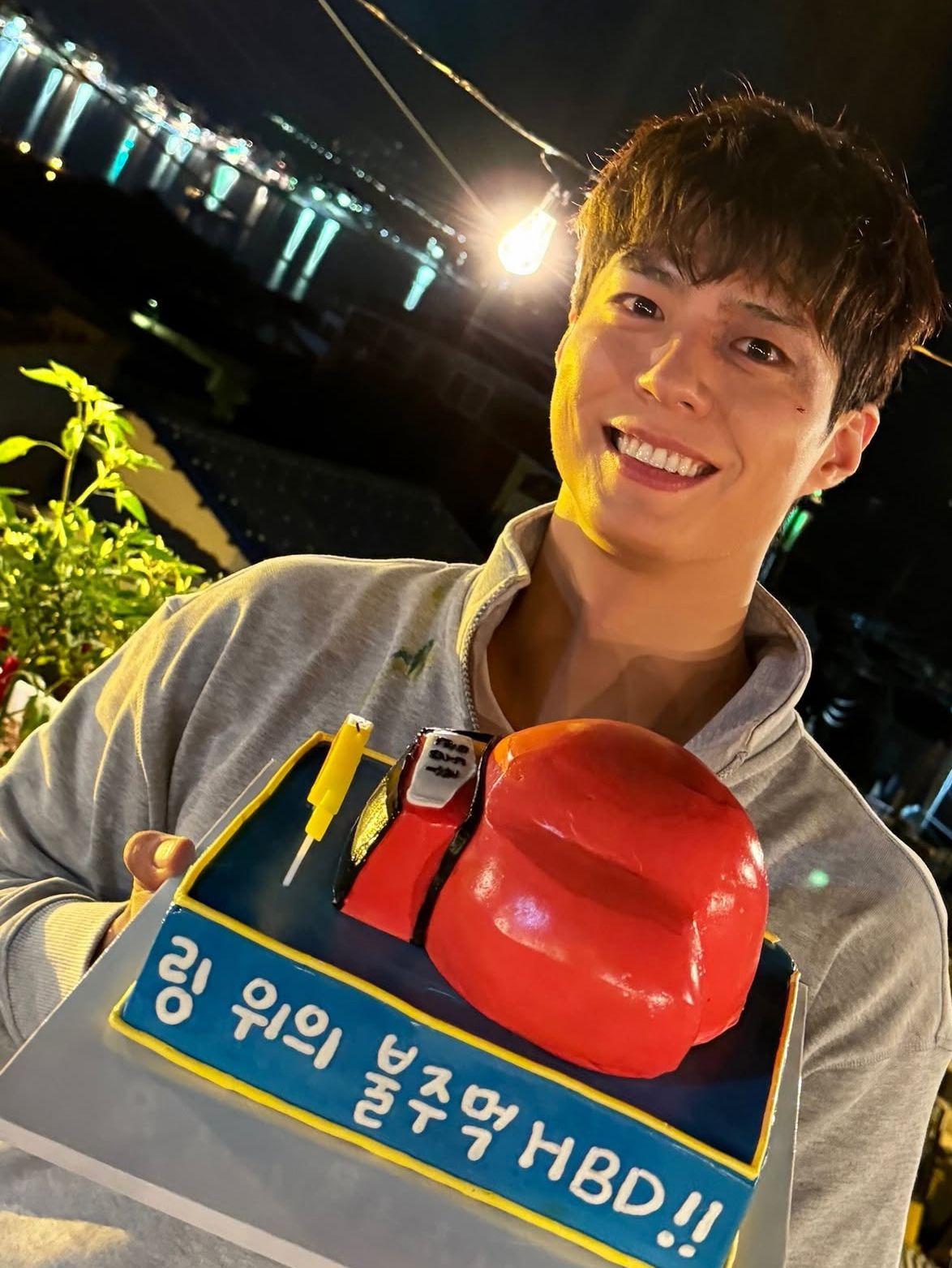 朴寶劍於拍攝現場,獲工作人員慶祝生日。