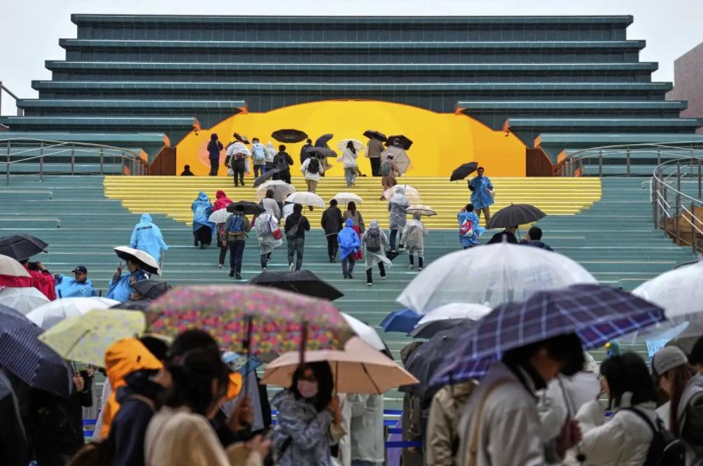 大阪世博4月13日開幕,民眾急不及待進場遊覽。(資料圖片)