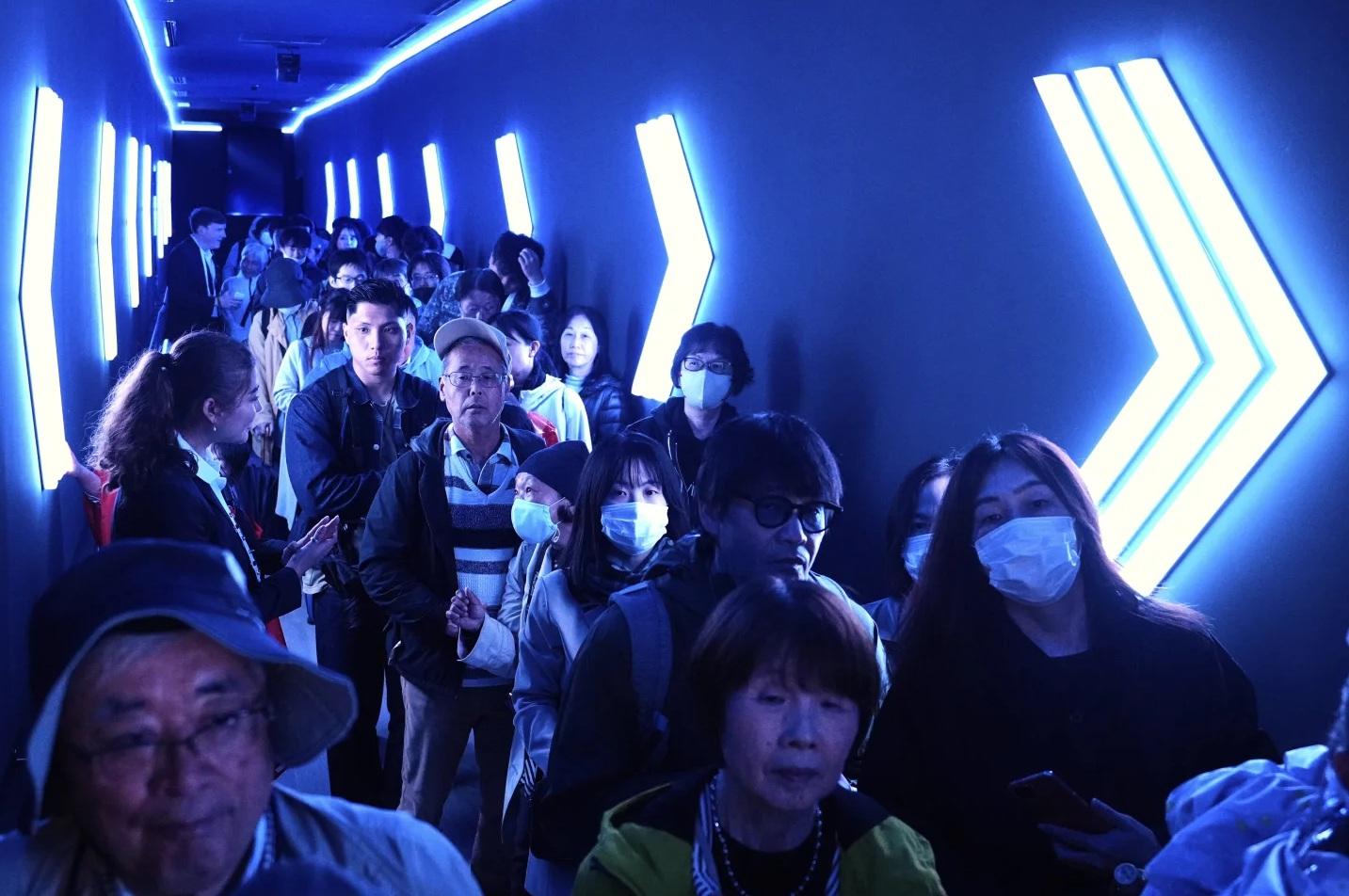 大阪世博,民眾進美國展館參觀。(資料圖片)