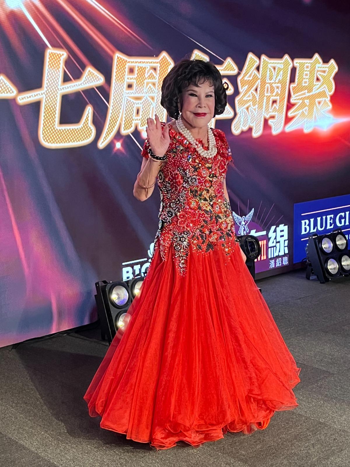 悉心打扮的夏蕙BB,否認有攞政府$4,195長者生活津貼。