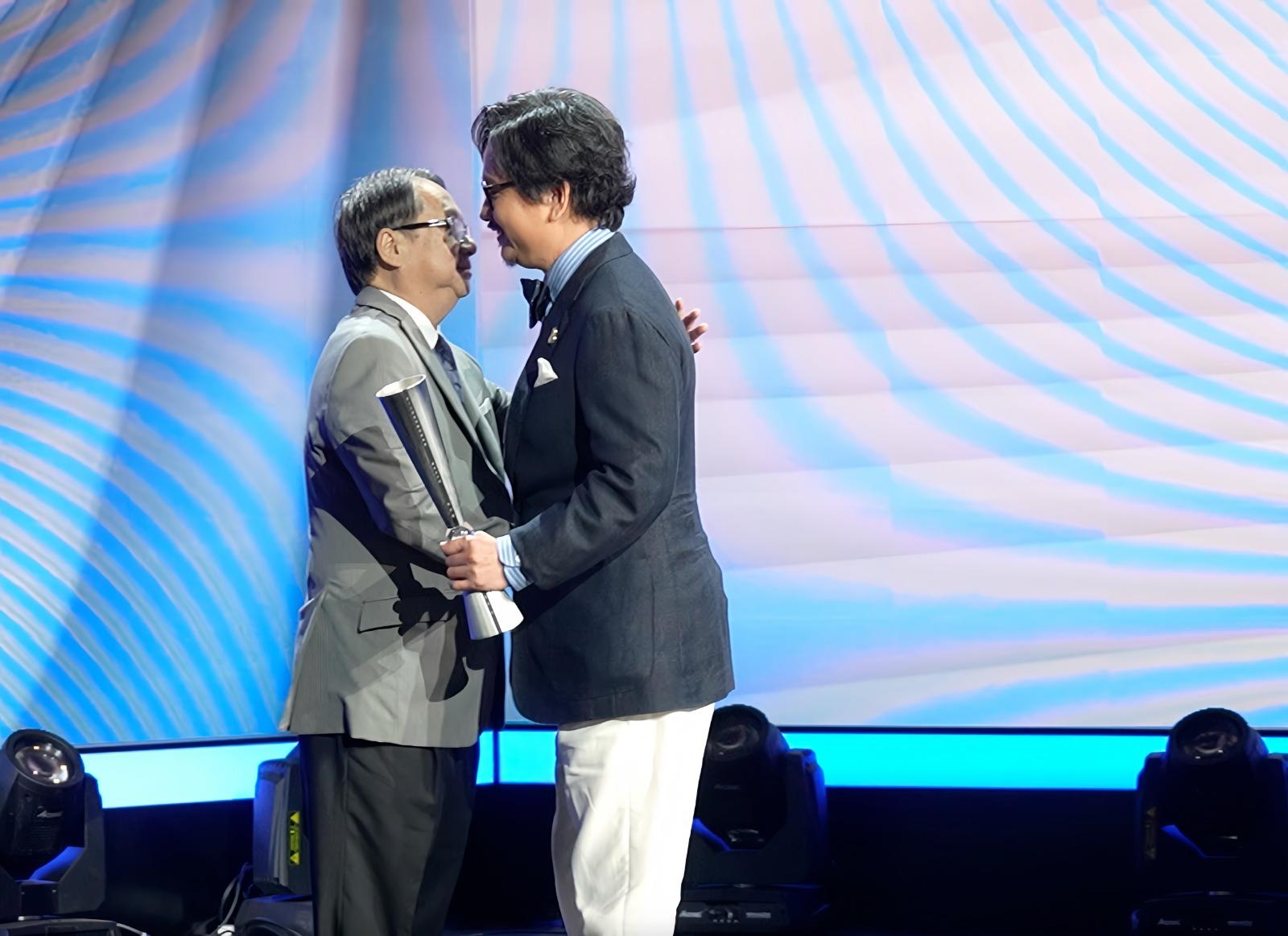 謝君豪從亦師亦友的杜國威手上接受殊榮。