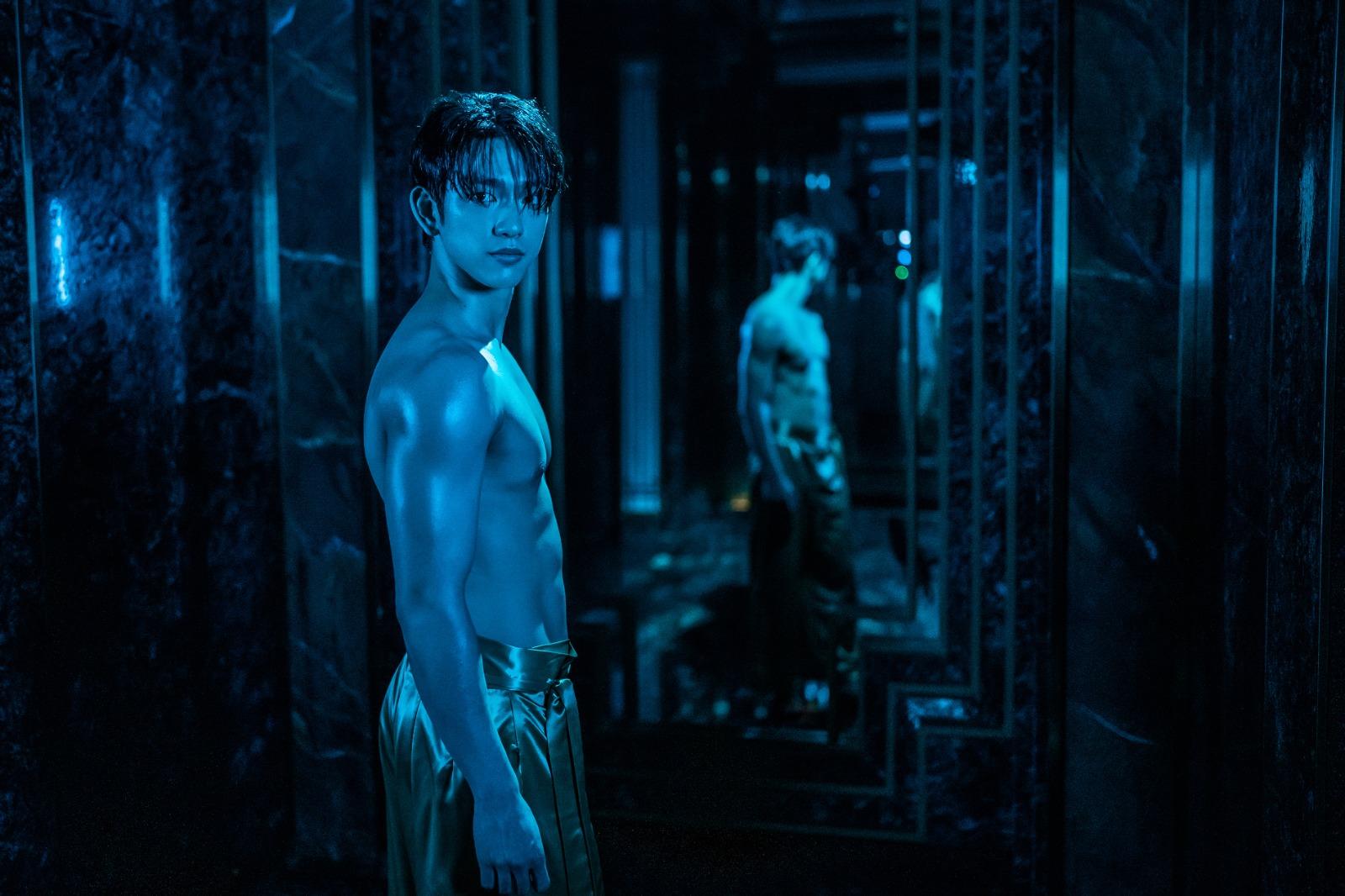 GOT7成員朴珍榮在片中有曬肌鏡頭。