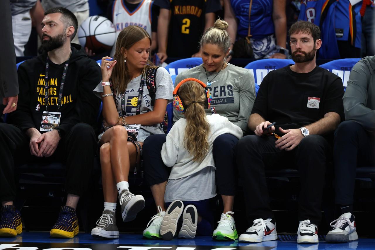 溜馬助教Jenny Boucekk與女兒。 (Matthew Stockman via Getty Images)