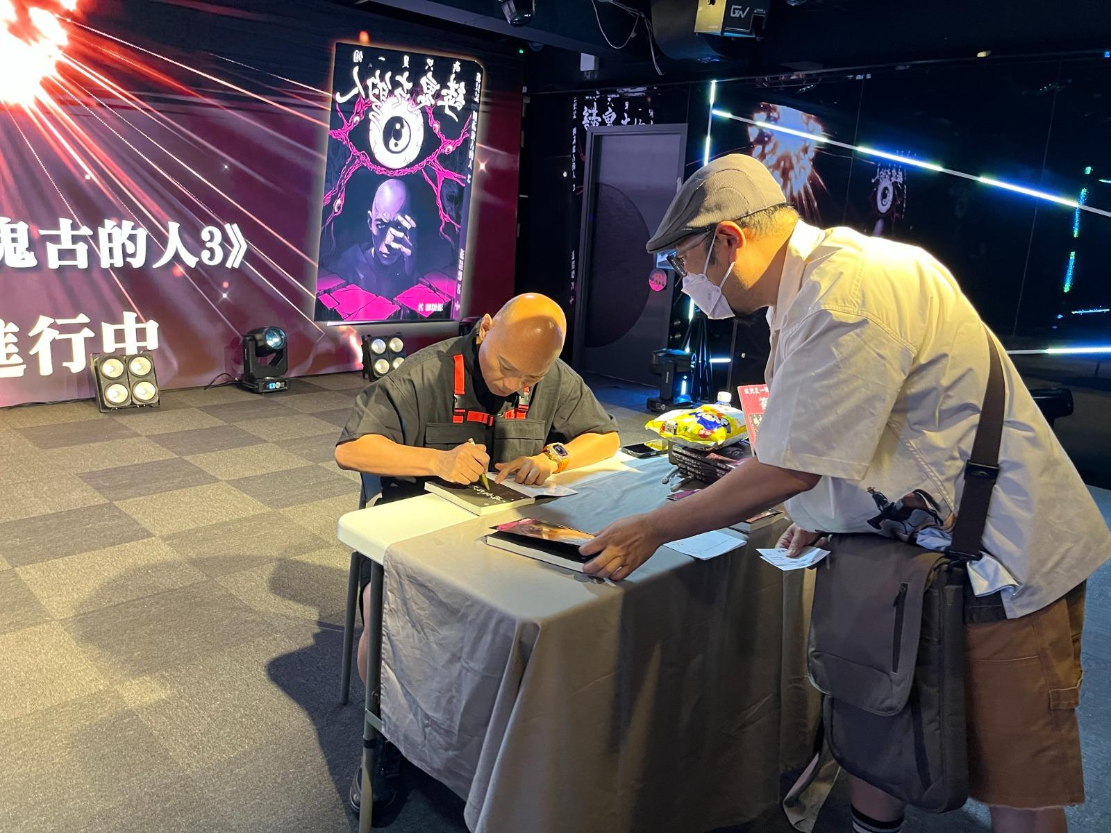 潘紹聰即場為最新著作《我只是一個談鬼古的人》舉行簽書會。