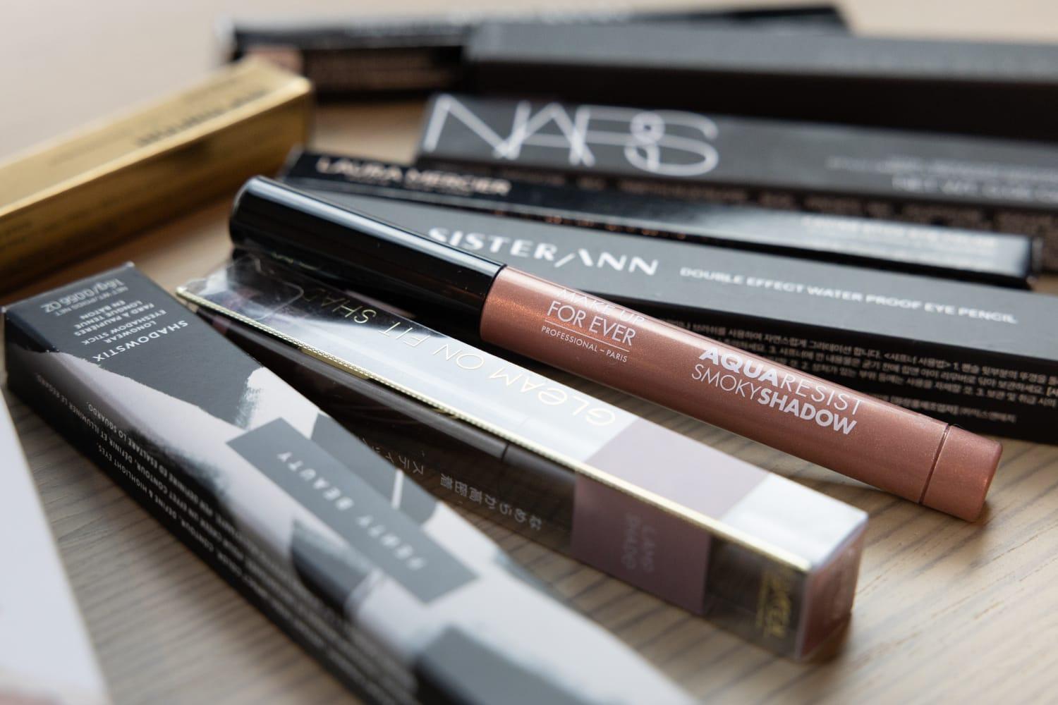 消委會測試眼影筆產品。(蘇文傑 攝)