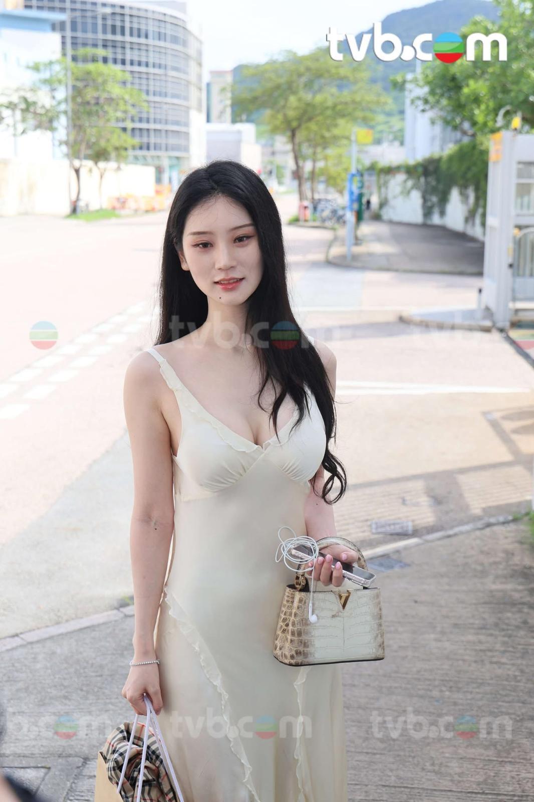 一眾有份獲邀參選的佳麗陸續在早上抵達電視城。(TVB Facebook 照片)