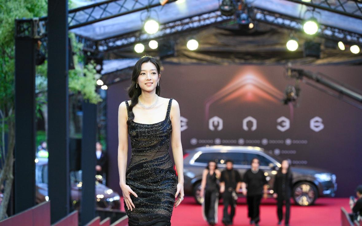 香港的代表之一演奏家張貝芝憑專輯《The Études》奪演奏類最佳專輯。