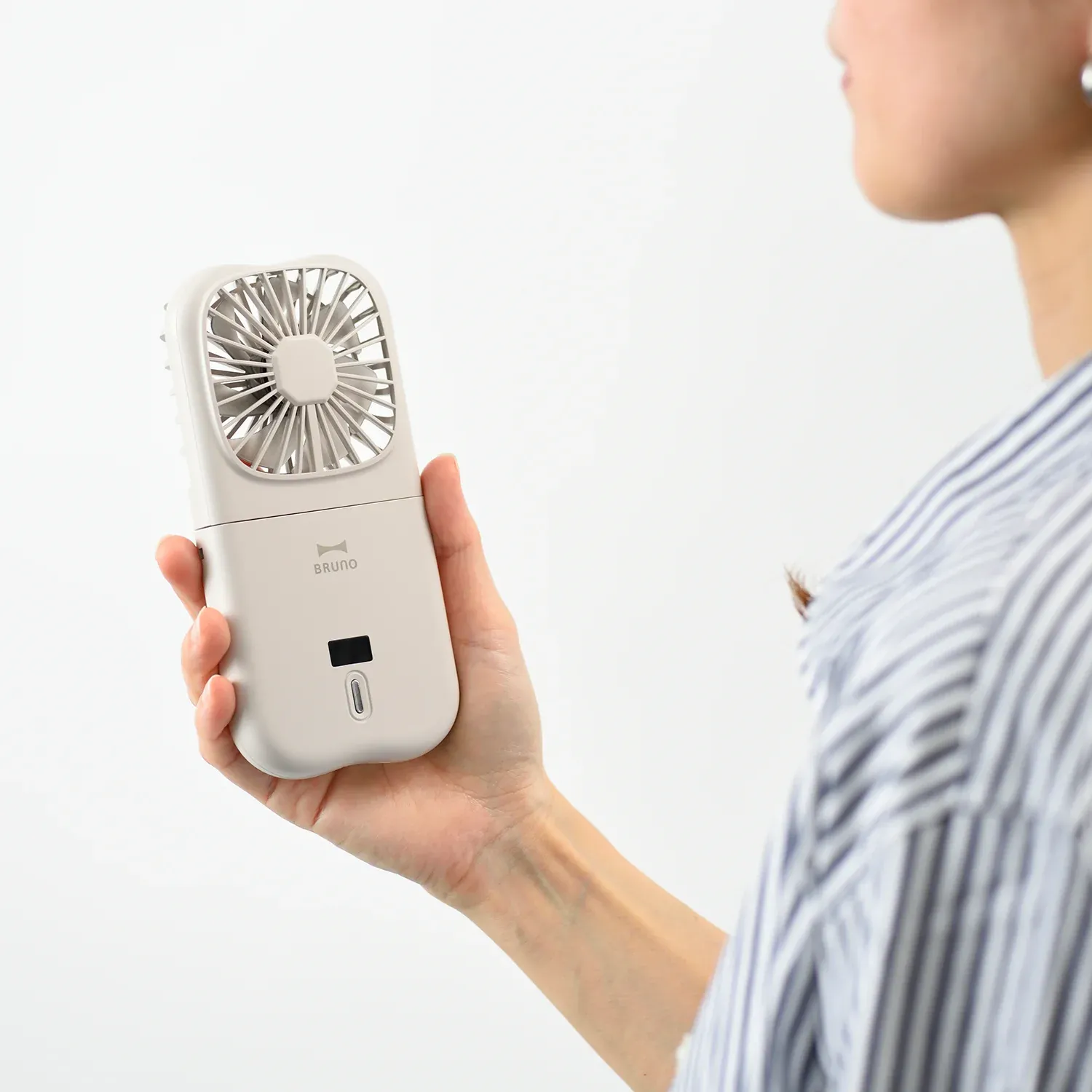 手提風扇仔|BRUNO可摺疊風扇可手持使用。