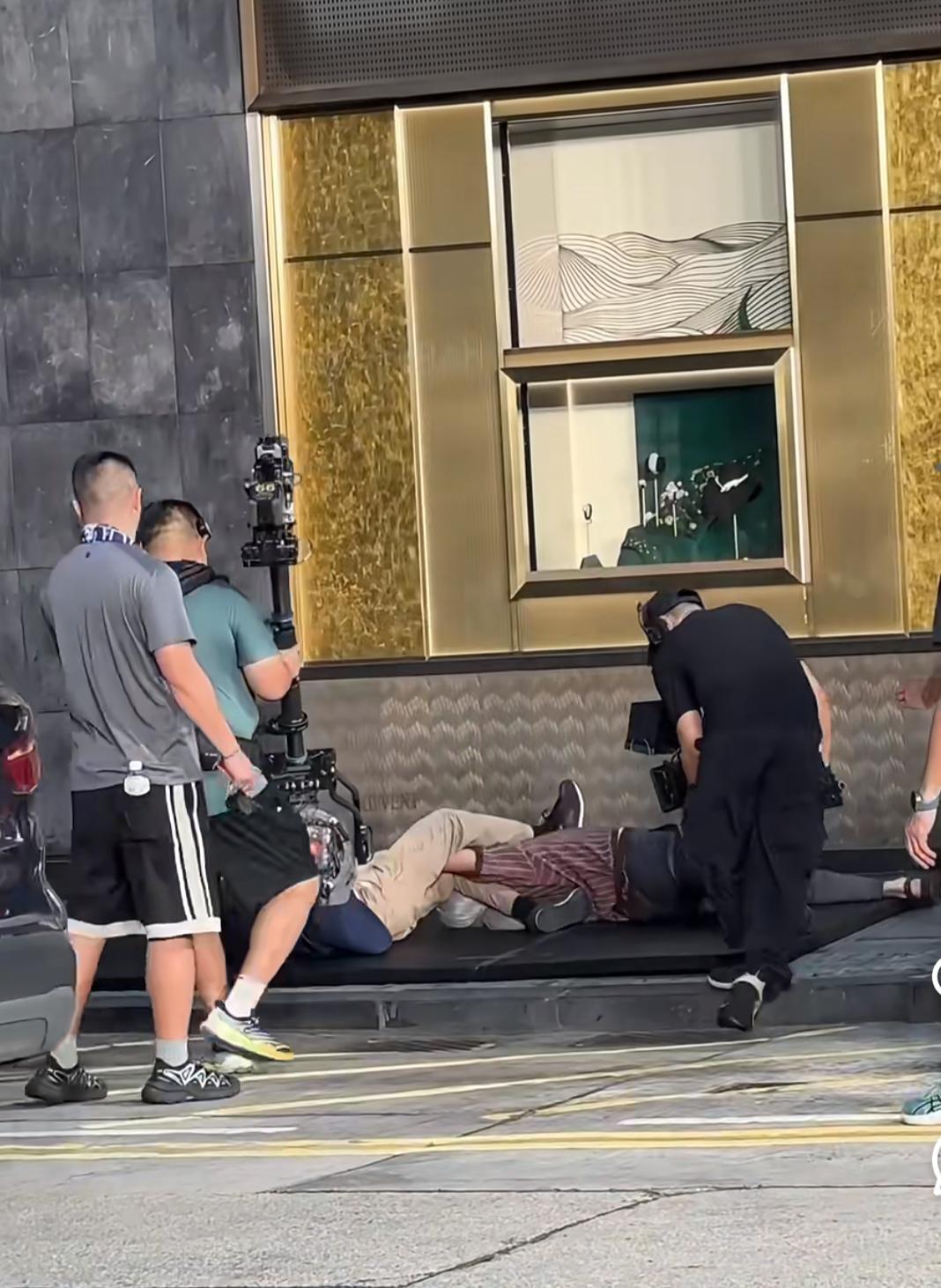 二人起飛腿打到碌地,打鬥場面非常激烈。