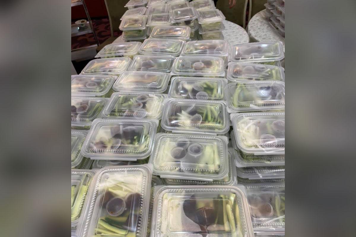 疫情下不時有來自全港多區的街坊,集體團購富東閣片皮鴨。(FB專頁「富東閣海鮮酒家」圖片)