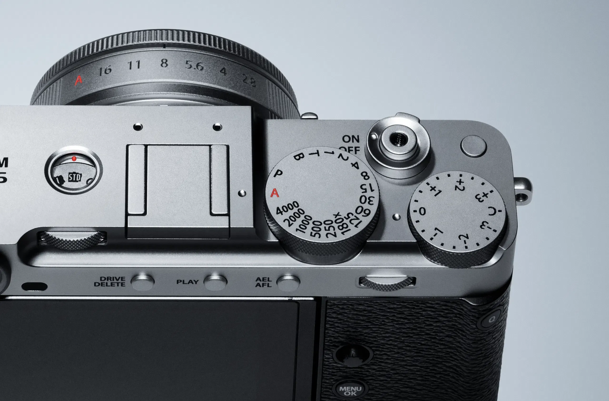 FUJIFILM X-E5機頂以鋁合金一體成形設計。
