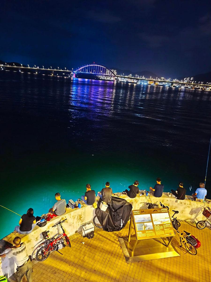 將軍澳海濱長廊近期吸引不少釣友釣魷魚。(網民Ivy Cao@FB群組「將軍澳主場」)