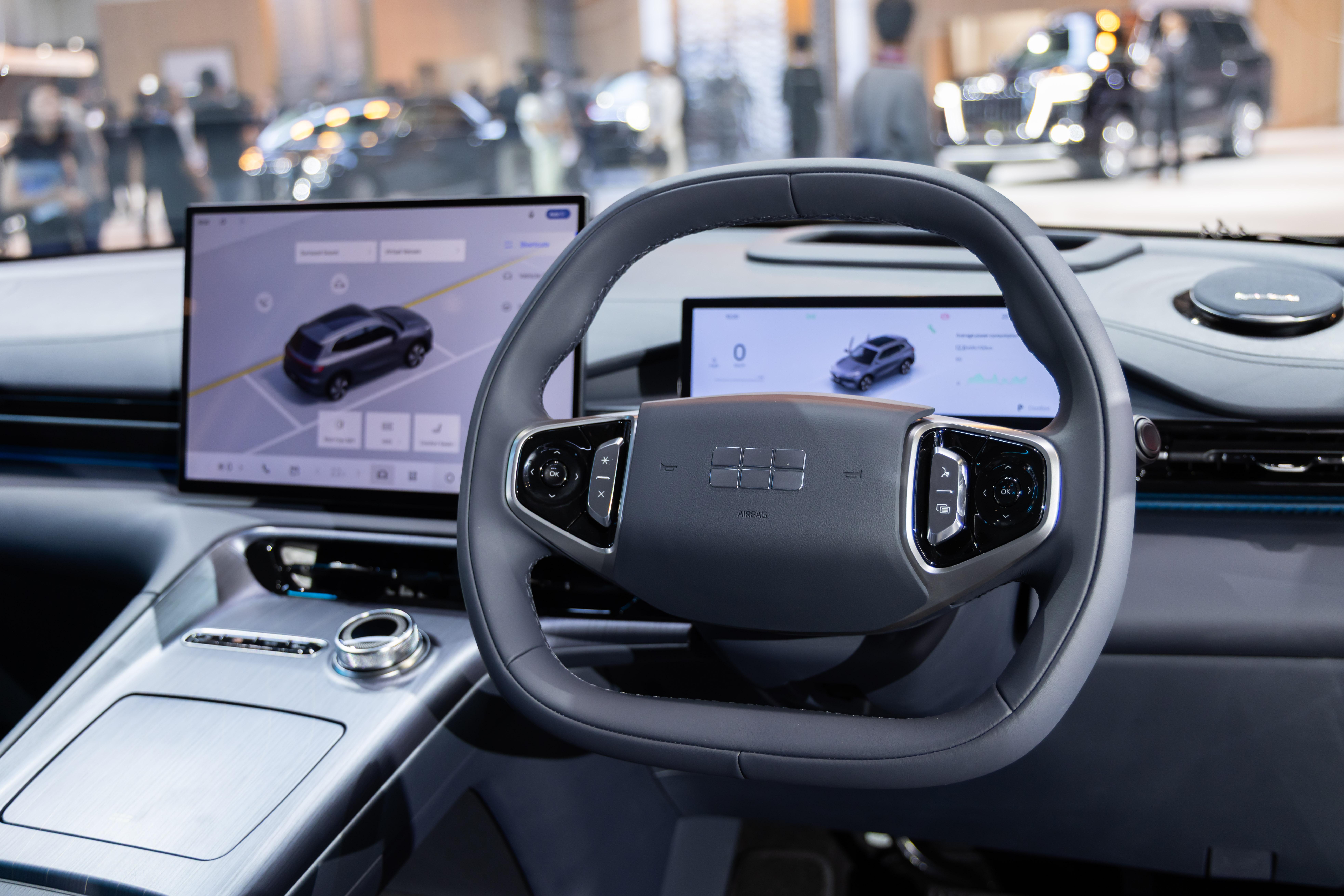 電動車|GEELY EX5備有多功能軚盤及雙顯示屏幕。