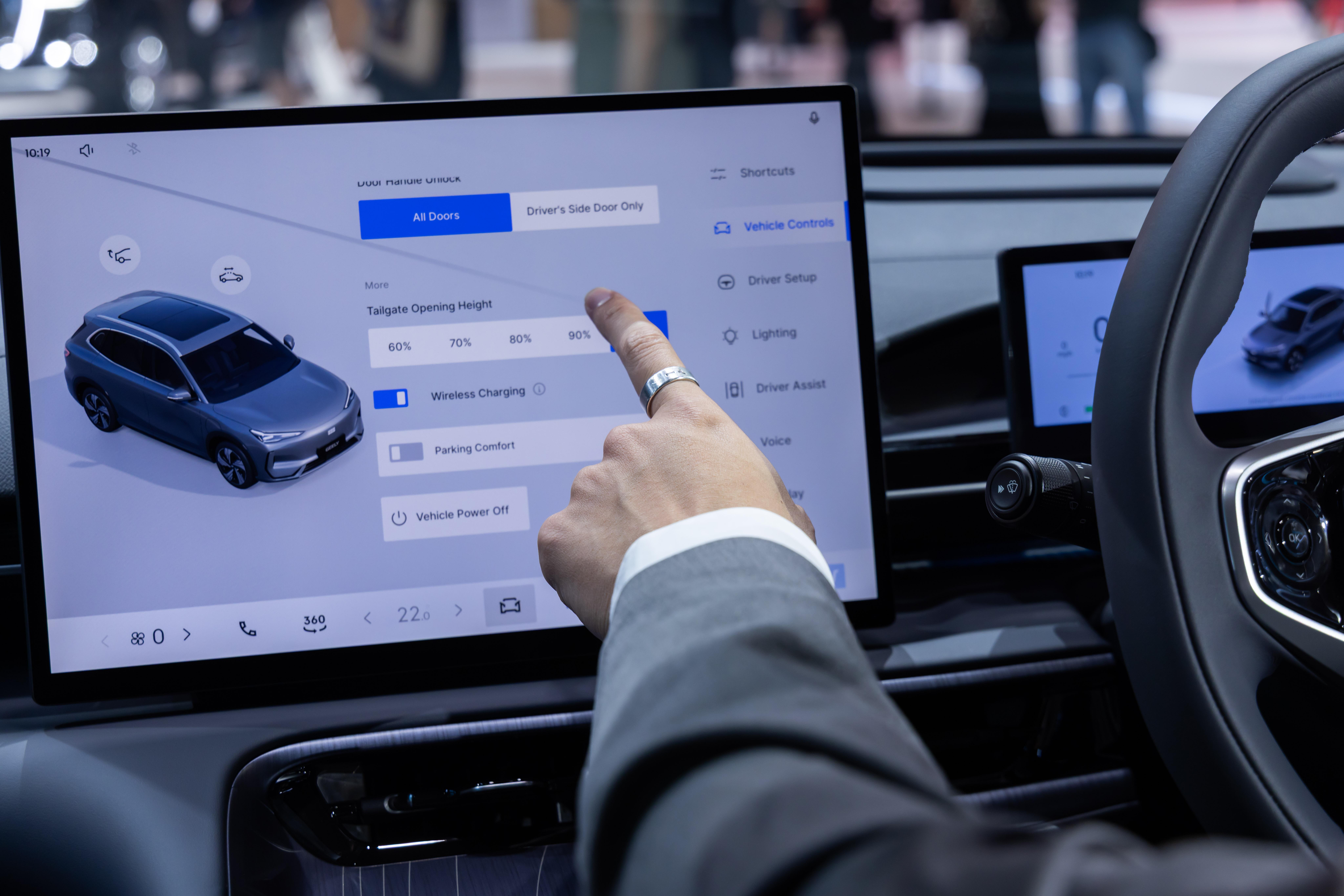 電動車|GEELY EX515.4吋中控螢幕可控制及顯示車子內外狀態。